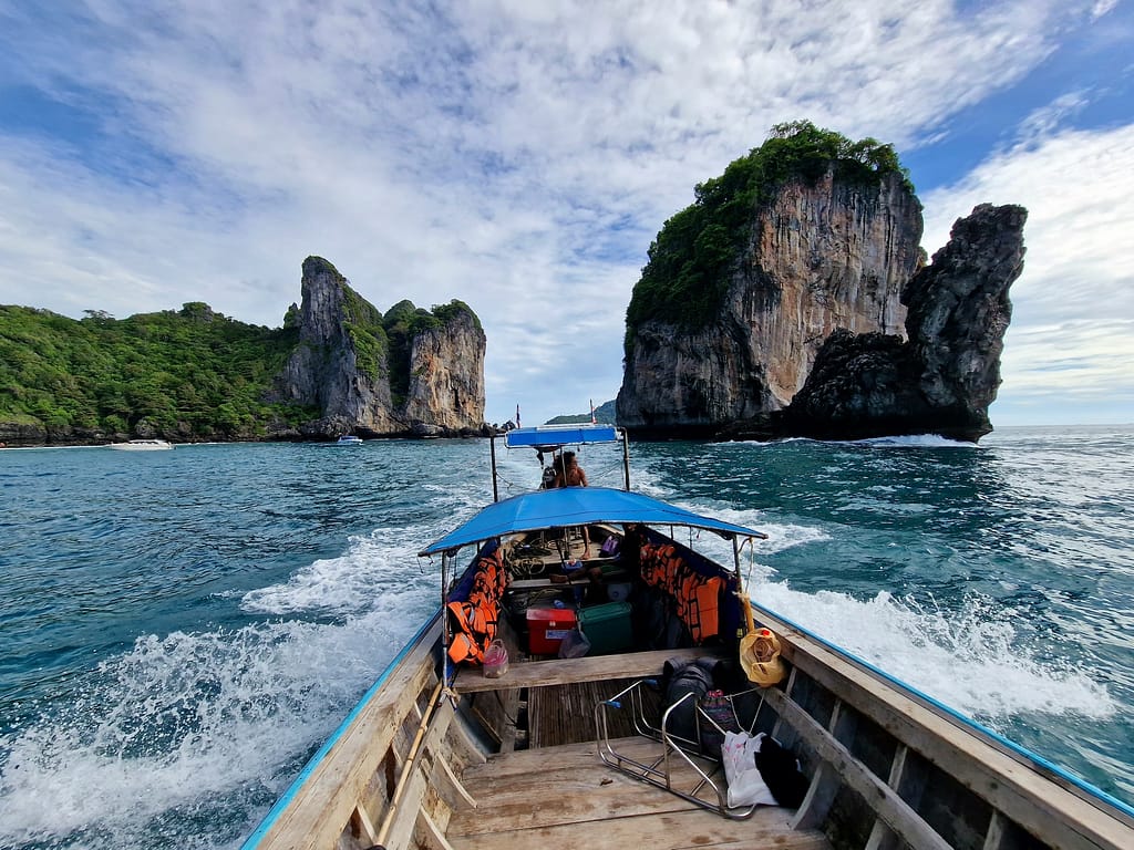 Koh Phi phi - A tropical island paradise: Longtail boat